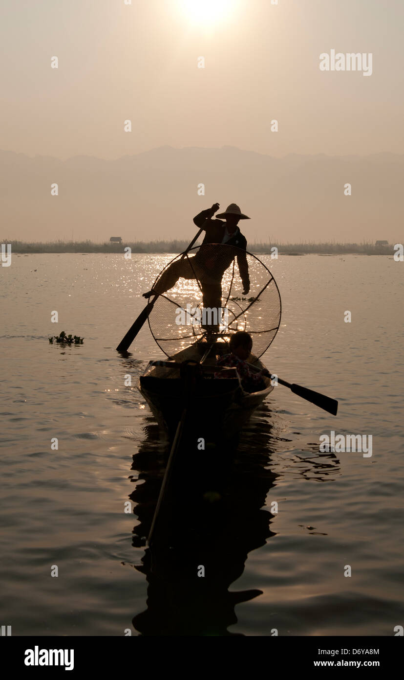 Intha leg rowing fisherman on Inle Lake Myanmar (Burma Stock Photo Alamy