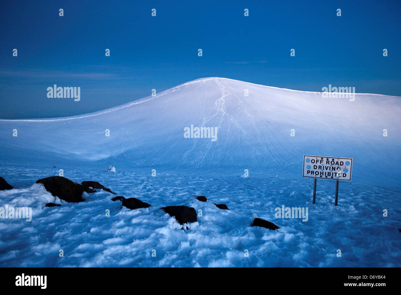 Hawaii, Actual summit of Mauna Kea in snow Stock Photo Alamy