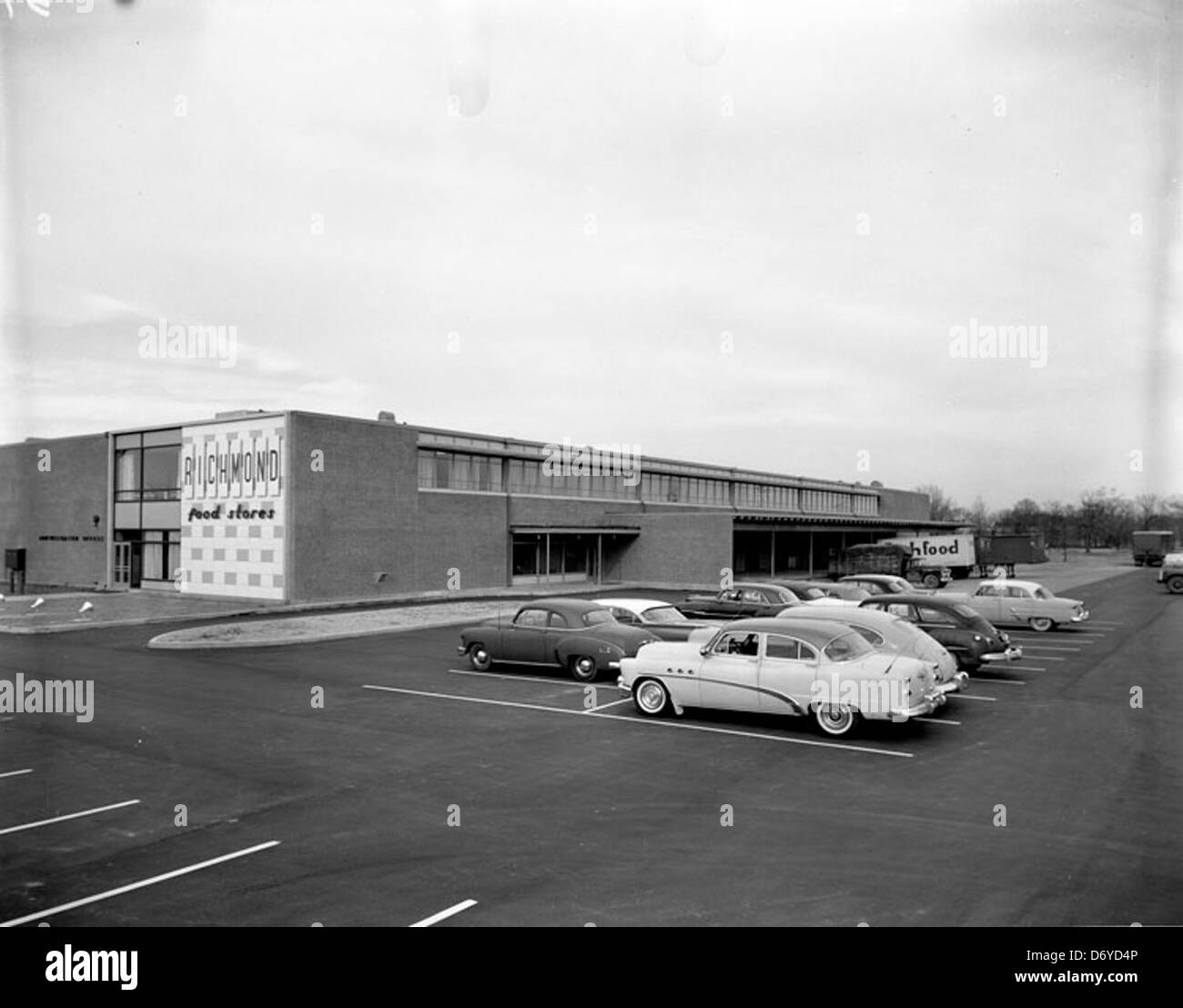 Richmond Food Stores building exterior and parking lot Stock Photo - Alamy