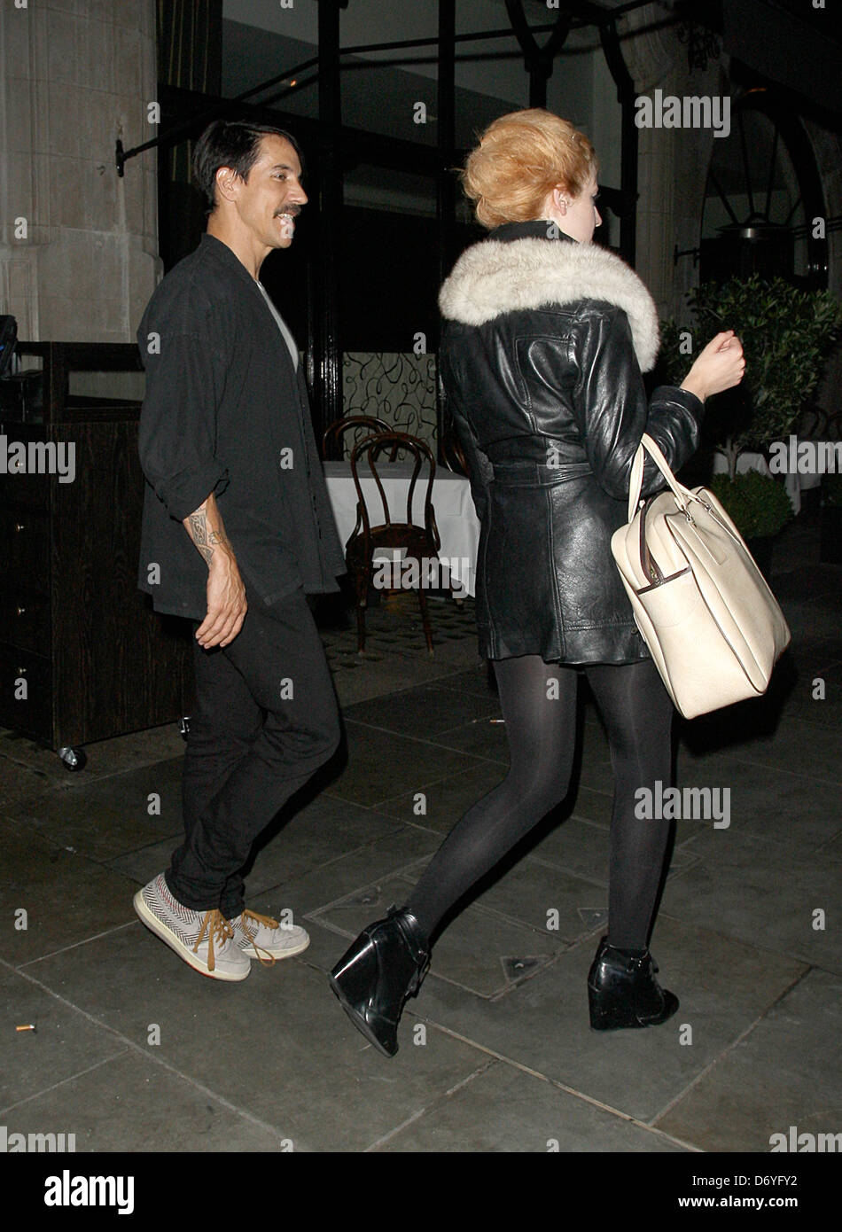 Anthony Kiedis Leaving With Beth Jeans Houghton A 21 Year Old Singer Songwriter Red Hot Chili Peppers Band Members Leaving Stock Photo Alamy