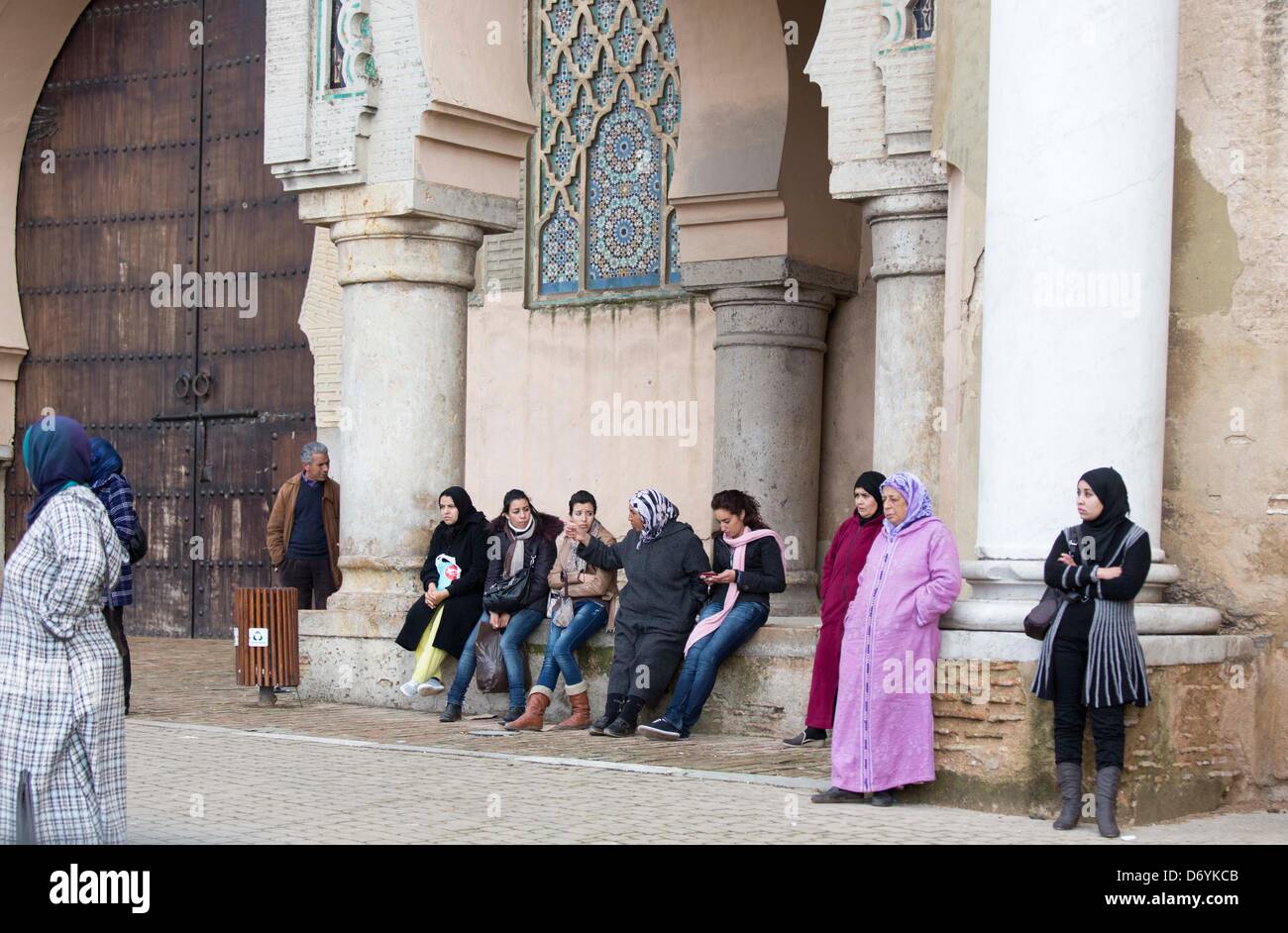 Frauen auf dem Hauptplatz in Meknes, Marocco, Foto: Robert B. Fishman, ecomedia, 26.2.2013 Stock Photo