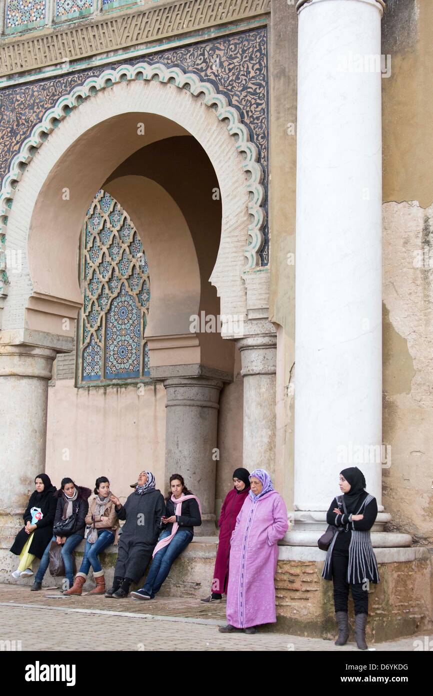 Frauen auf dem Hauptplatz in Meknes, Marocco, Foto: Robert B. Fishman, ecomedia, 26.2.2013 Stock Photo