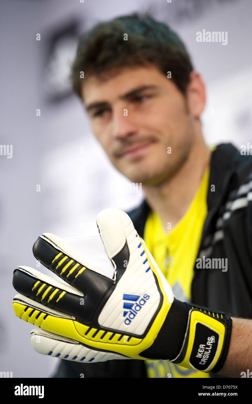 Madrid, Spain. April 25, 2013. Iker Casillas presents his new gloves and  boots Adidas Predator at Adidas Store on April 25, 2013 in Madrid (Credit  Image: Credit: Jack Abuin/ZUMAPRESS.com/Alamy Live News Stock