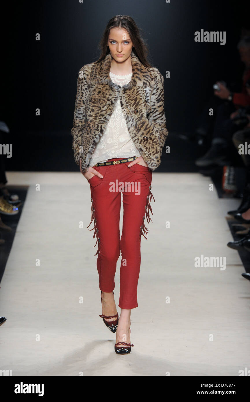 Model Paris Fashion Week Autumn/Winter 2012 - Isabel Marant - Runway Stock  Photo - Alamy