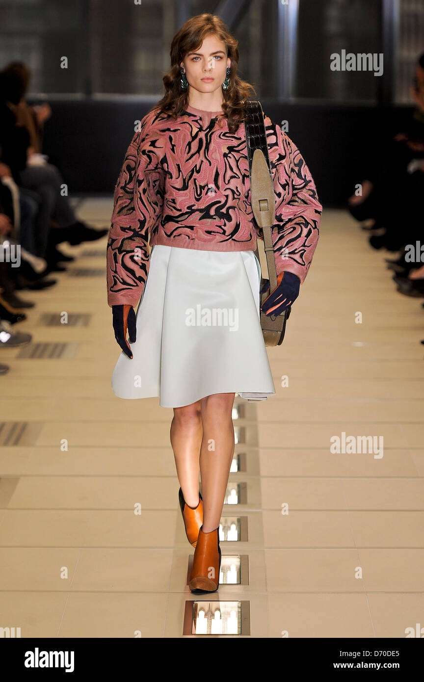 moden investering Banzai model Paris Fashion Week Autumn/Winter 2012 - Balenciaga - Runway Paris,  France - 01.03.12 Stock Photo - Alamy