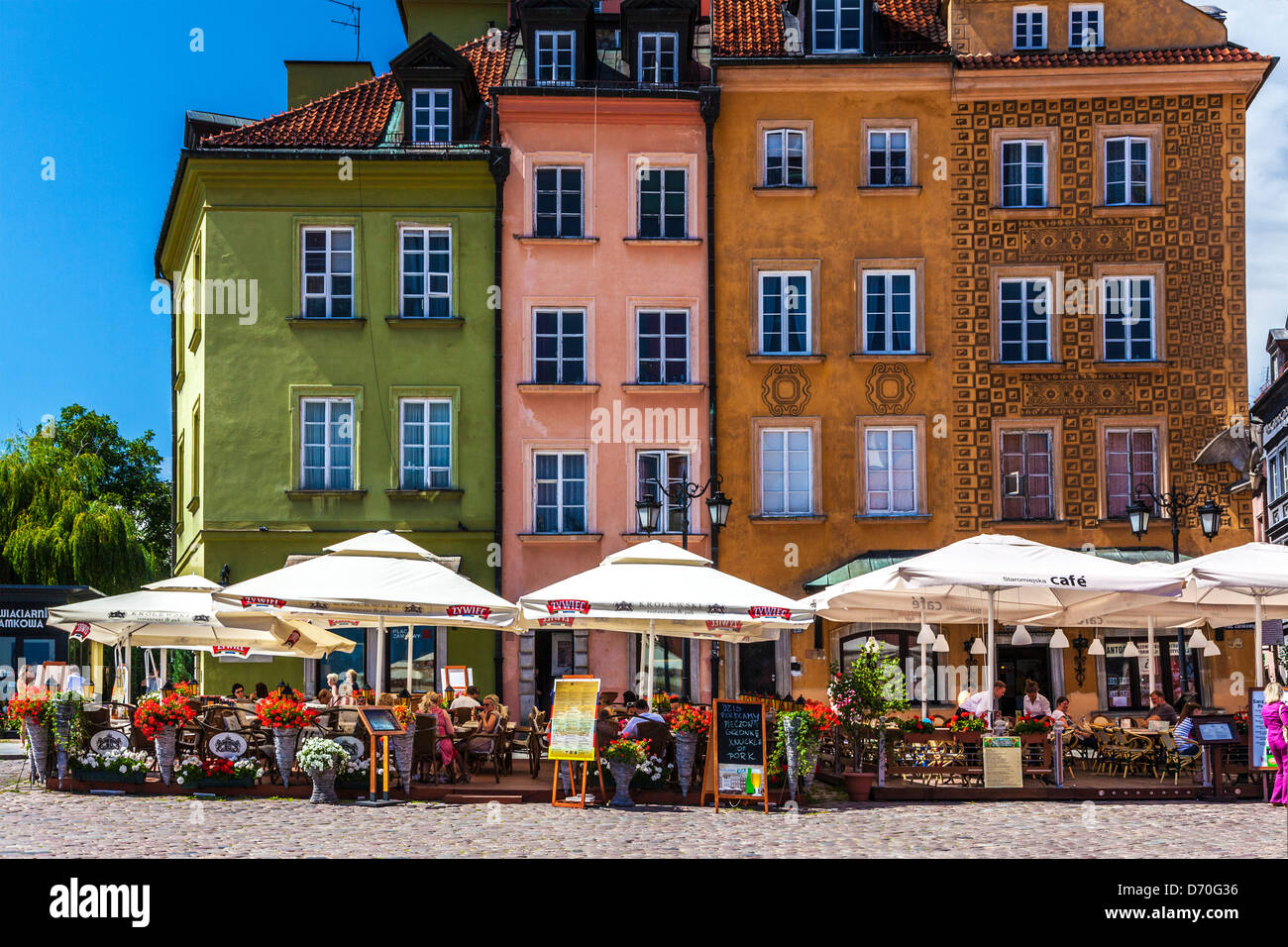 Historic townhouses and outdoor restaurants around the Plac Zamkowy or Castle Square in Warsaw's Old Town, Stare Miasto. Stock Photo