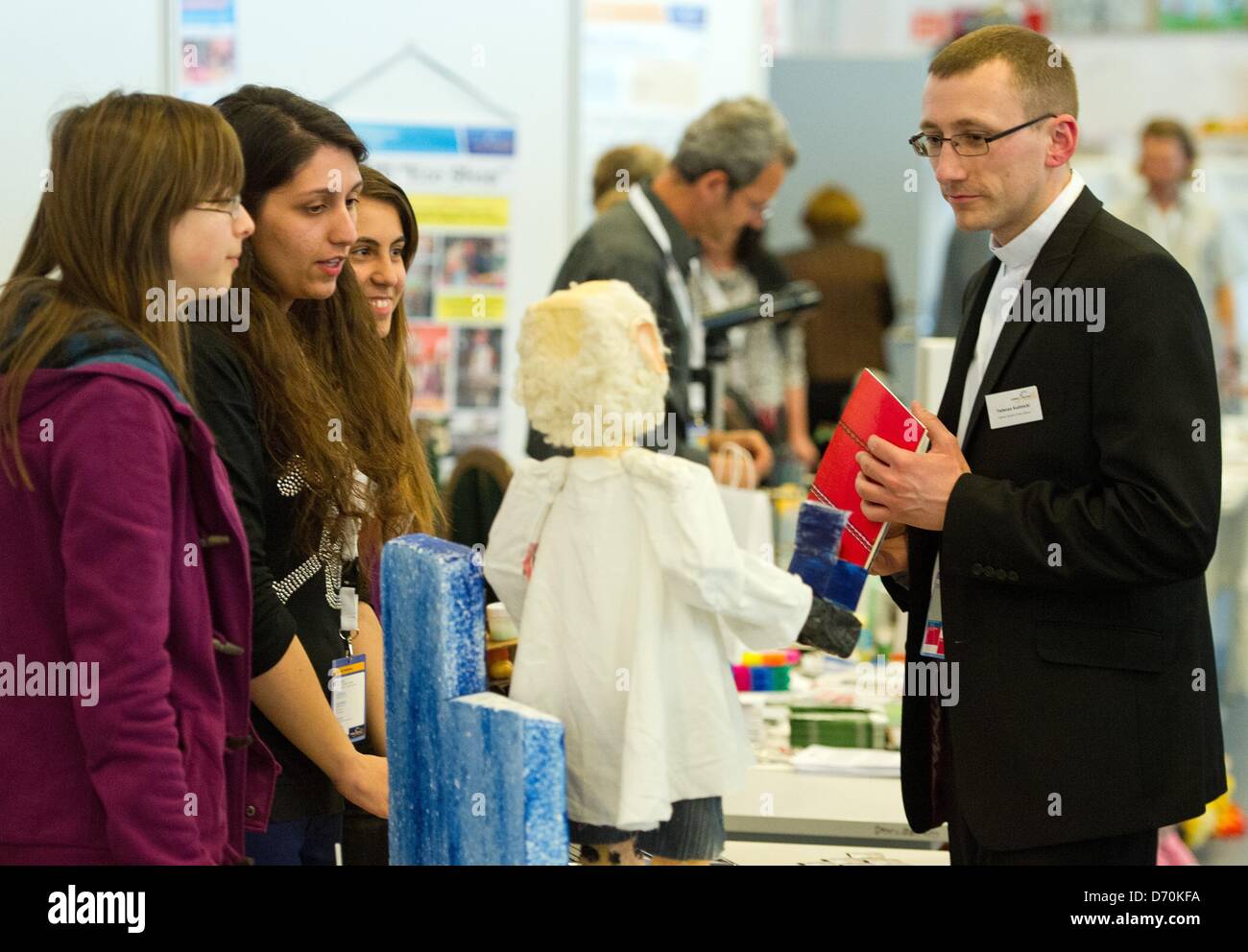 Participants from Bulgaria talk with each other during the opening event for the international education festival at the Collegium Polonicum on the German-Polish border in Slubice, Poland, 25 April 2013. Around 350 teachers will discuss teaching methods and experiments at the four-day conference at the Viadrina European University in Frankfurt Oder, Germany, and the Collegium Polonicum. Photo: Patrick Pleul Stock Photo