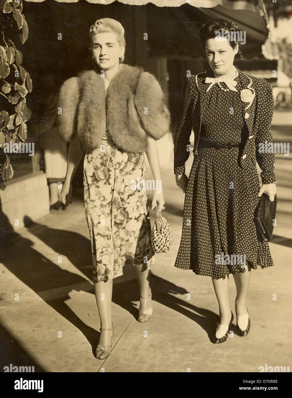 Countess Barbara Haugwitz Reventlow (Barbara Hutton) and friend, Palm Beach, ca 1940. Bert Morgan Photo Stock Photo