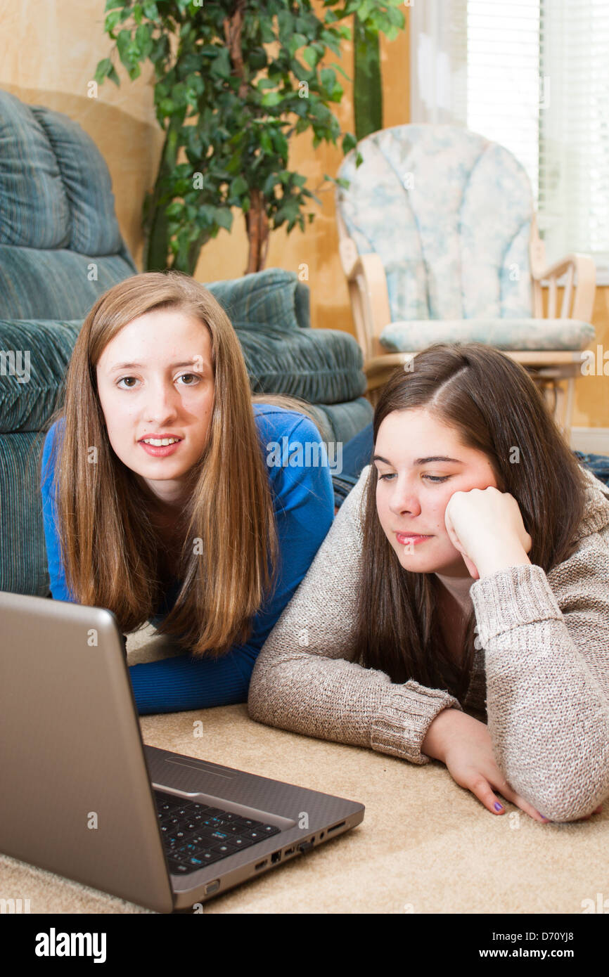 Two female teenagers hi-res stock photography and images - Alamy