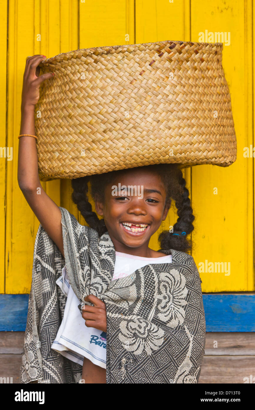 Girl carrying basket on head hi-res stock photography and images - Alamy