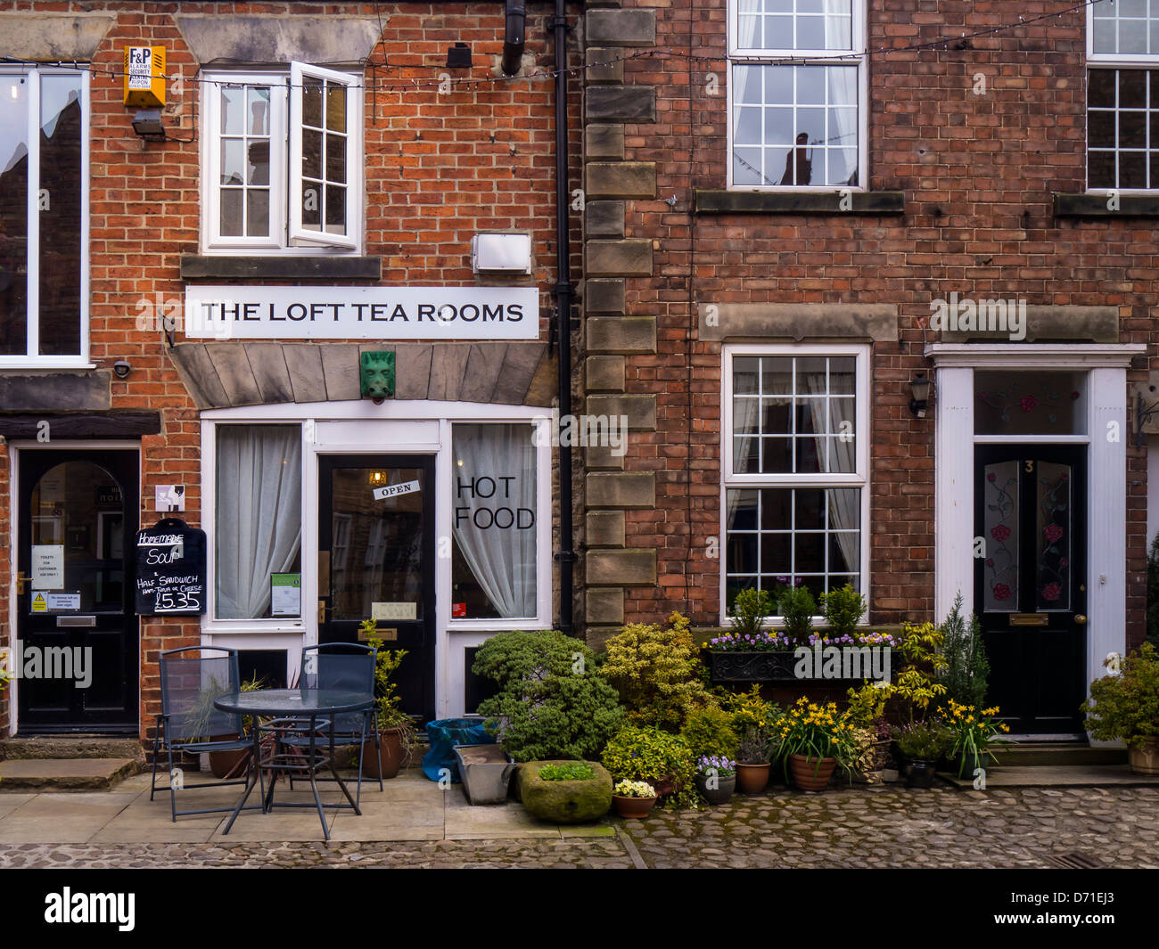 KNARESBOROUGH, NORTH YORKSHIRE - APRIL 19, 2013:  Exterior view of the Loft Tea Room in Thistle Hill Stock Photo