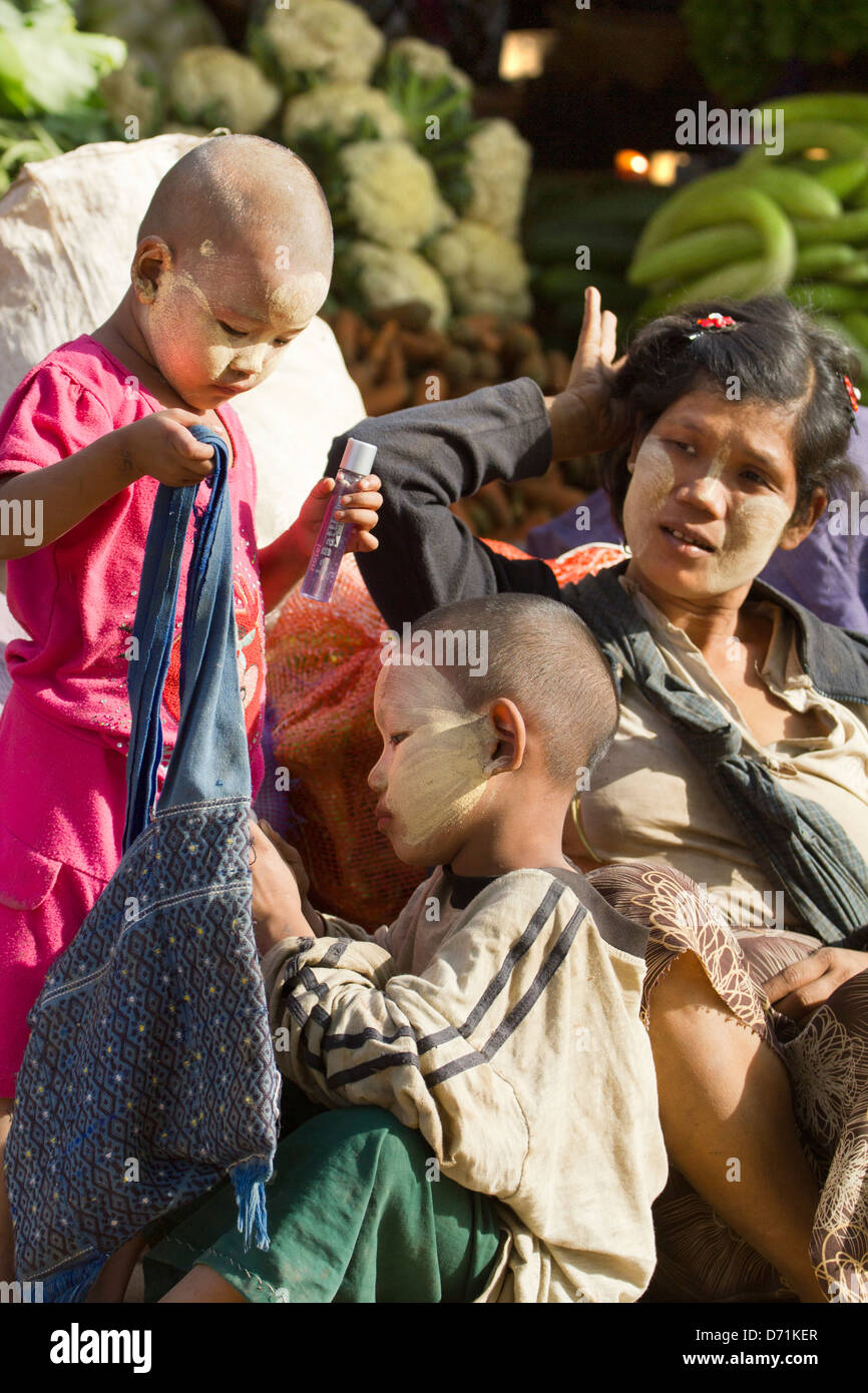 Heavily Thanaka'd mother and children at Nyaung oo Market in Bagan, Myanmar Stock Photo