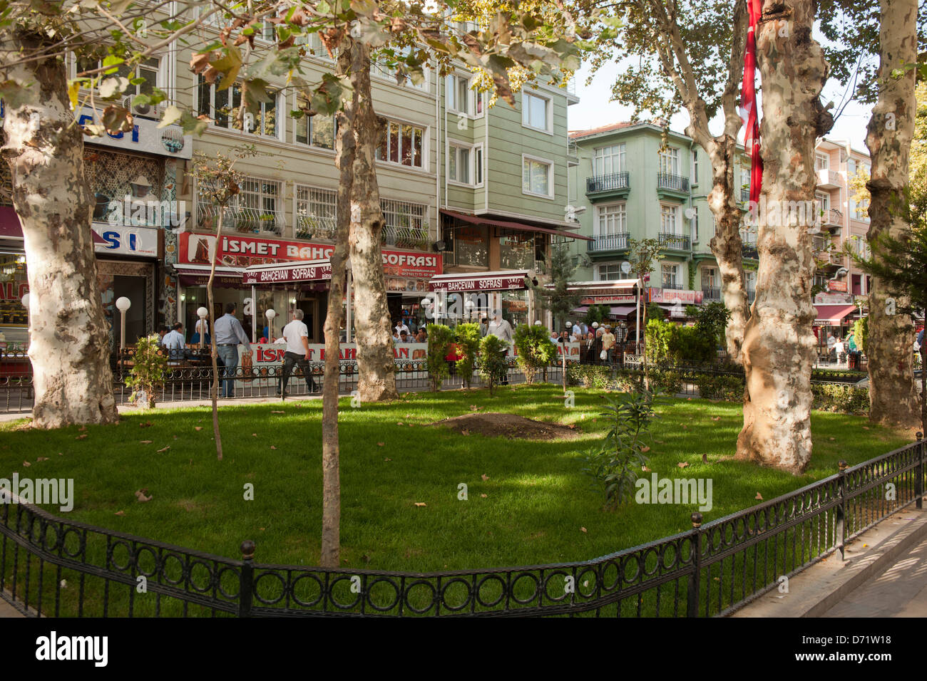 Türkei, Istanbul, Kirkcesme, Itfaiye Sokak (Fatih Kadinlar Pazari) mit Restaurants Stock Photo