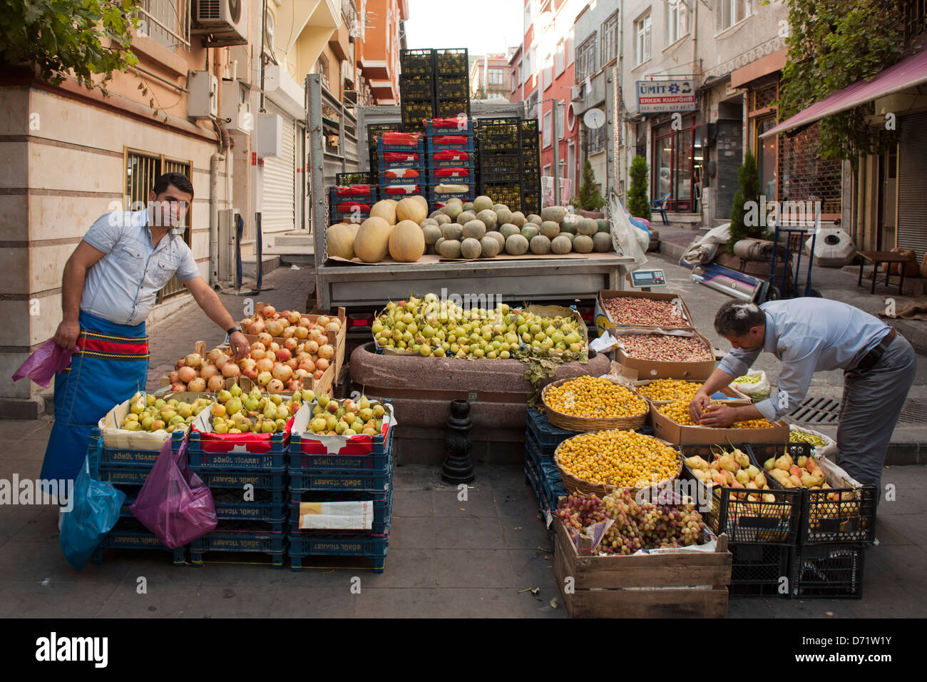 Türkei, Istanbul, Kirkcesme, Fatih, Itfaiye Sokak (Kadinlar Pazari), Obst-und Gemüsehändler Stock Photo