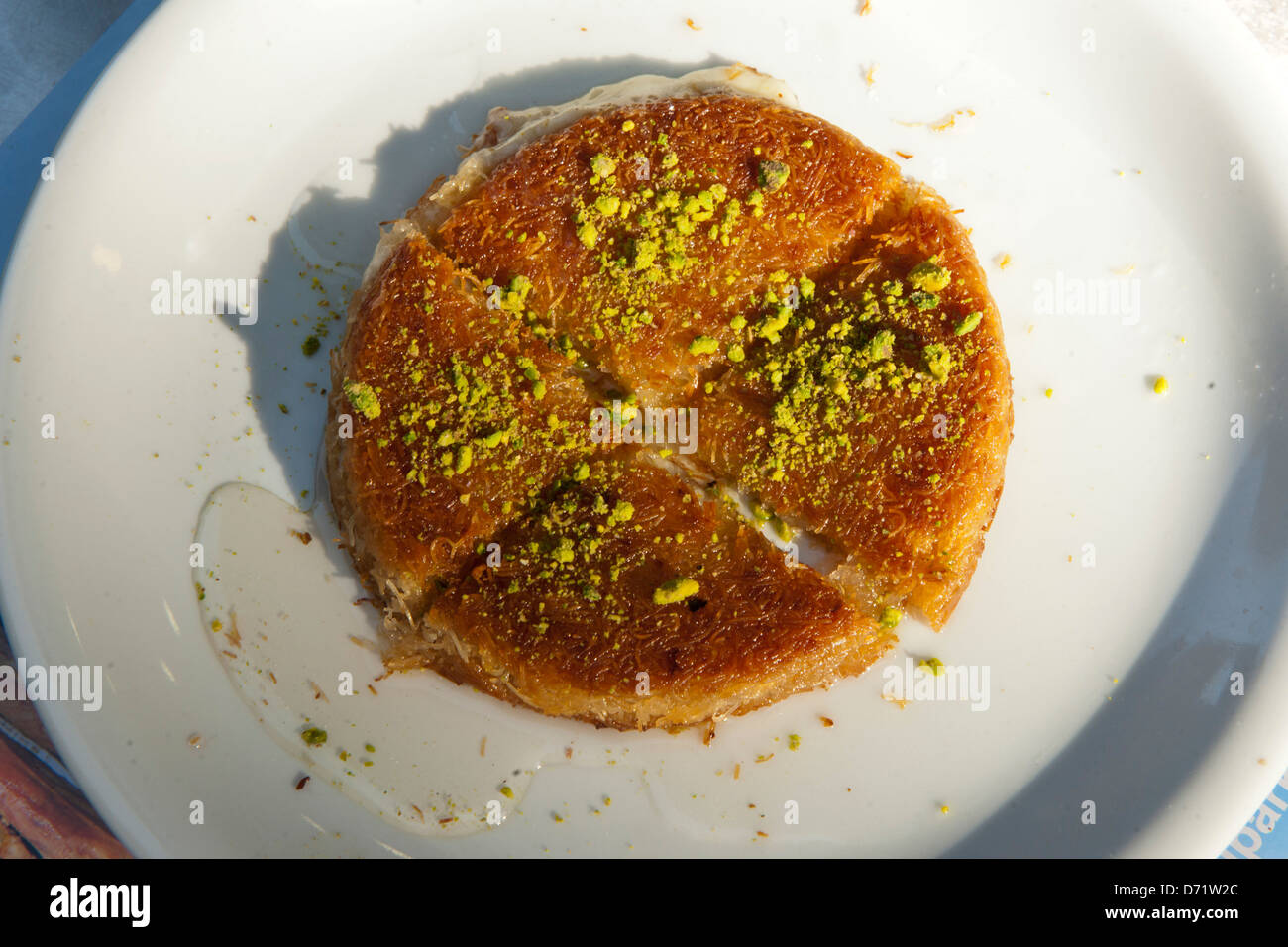 Türkei, Istanbul, Kirkcesme, Fatih, Itfaiye Sokak (Kadinlar Pazari), Restaurant Siirt Seref. Künefe eine Süssspeise mit Büffelkä Stock Photo