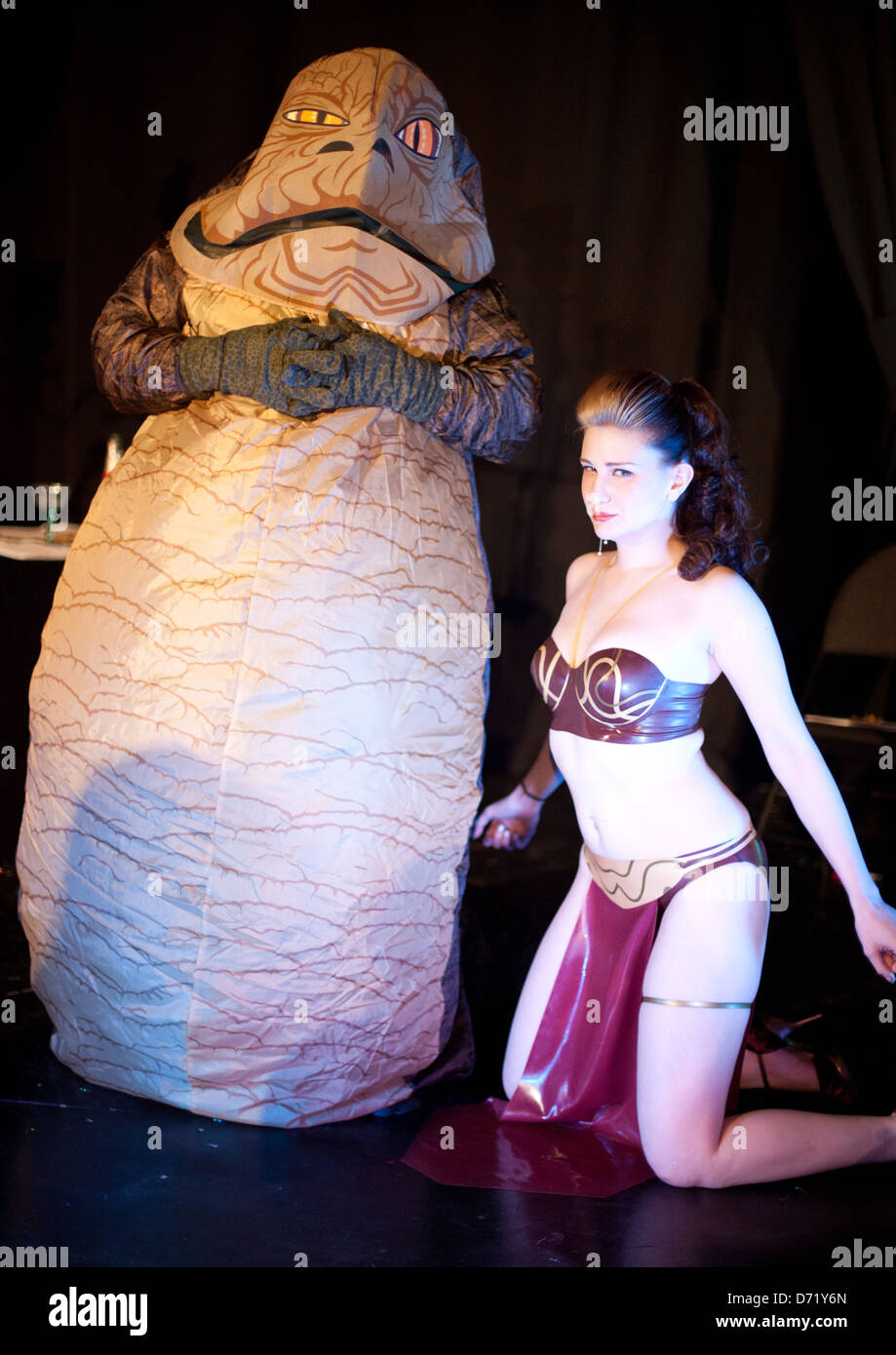 Man in Jabba the Hutt fancy dress with Princess Leia at a Dr Sketchy's burlesque life drawing event Stock Photo