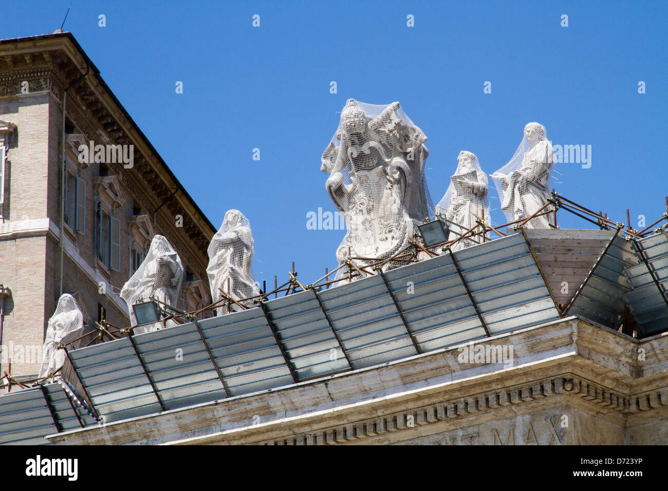 Sant Peter vatican restoring statues Stock Photo - Alamy