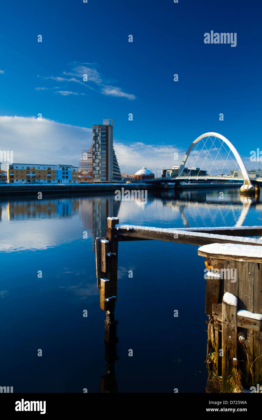 Scotland, Glasgow, Glasgow City. Glasgow's Clyde Arc bridge. More commonly known as the Squinty Bridge,&the Clyde Quayside redevelopment area. Stock Photo