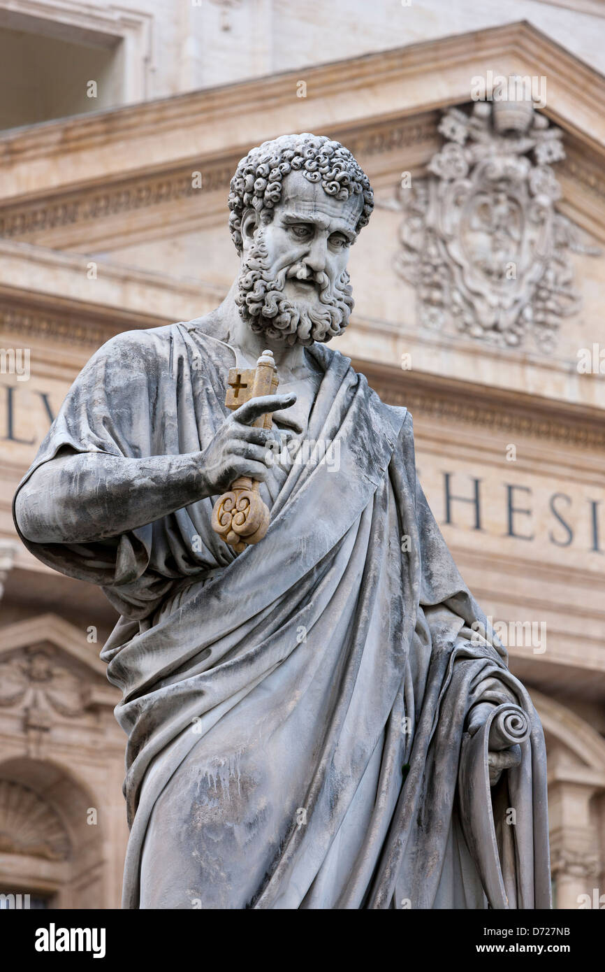 Statue of St Peter holding the key to the gates of heaven in front of St Peter's Basilica, St. Peter's Square, Rome Stock Photo