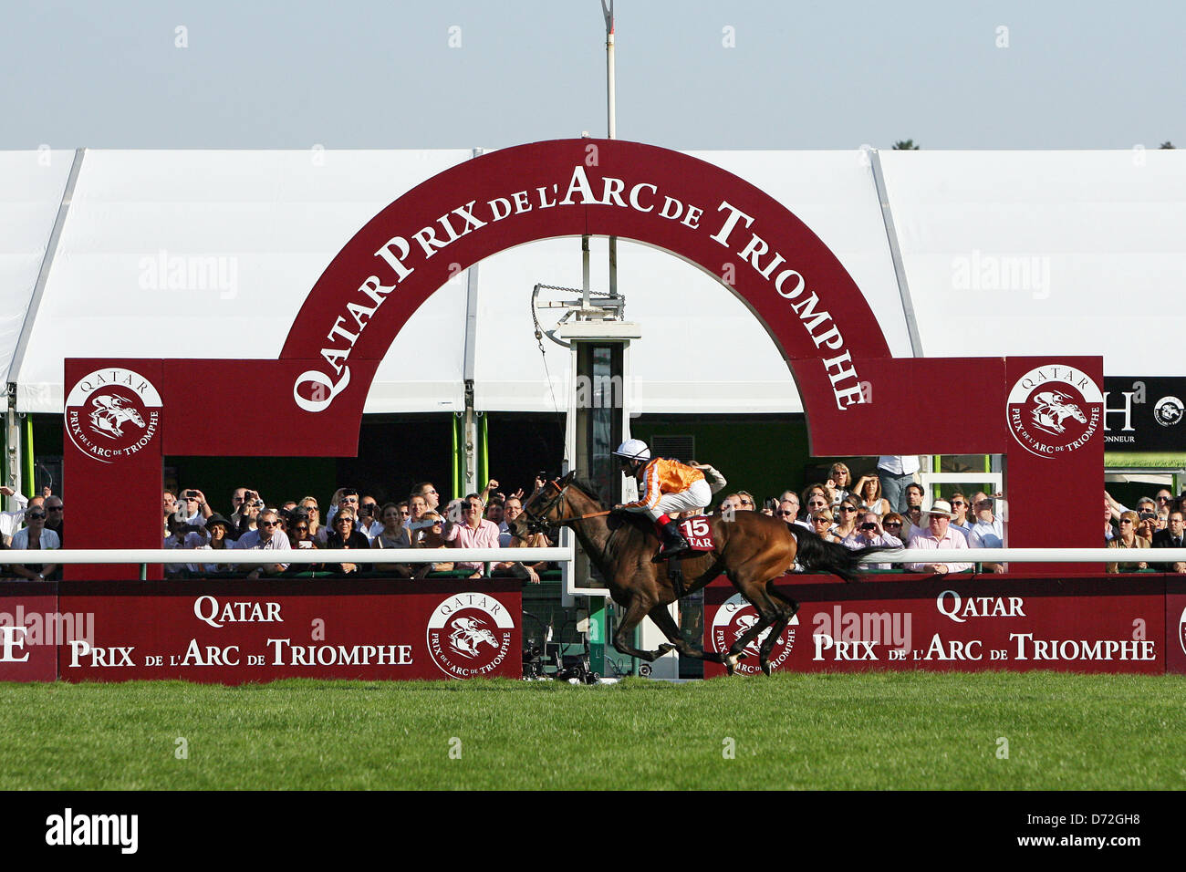 Paris, France, Danedream wins with Strong Andrasch the Qatar Prix de l'Arc de Triomphe Stock Photo