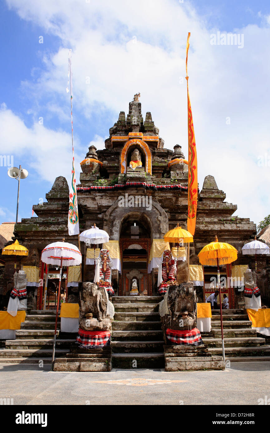 The main entrance to Pura Dalem Tengaling Temple at Pejeng. Near Ubud, Bali, Indonesia. The temple is decorated for a ceremony. Stock Photo