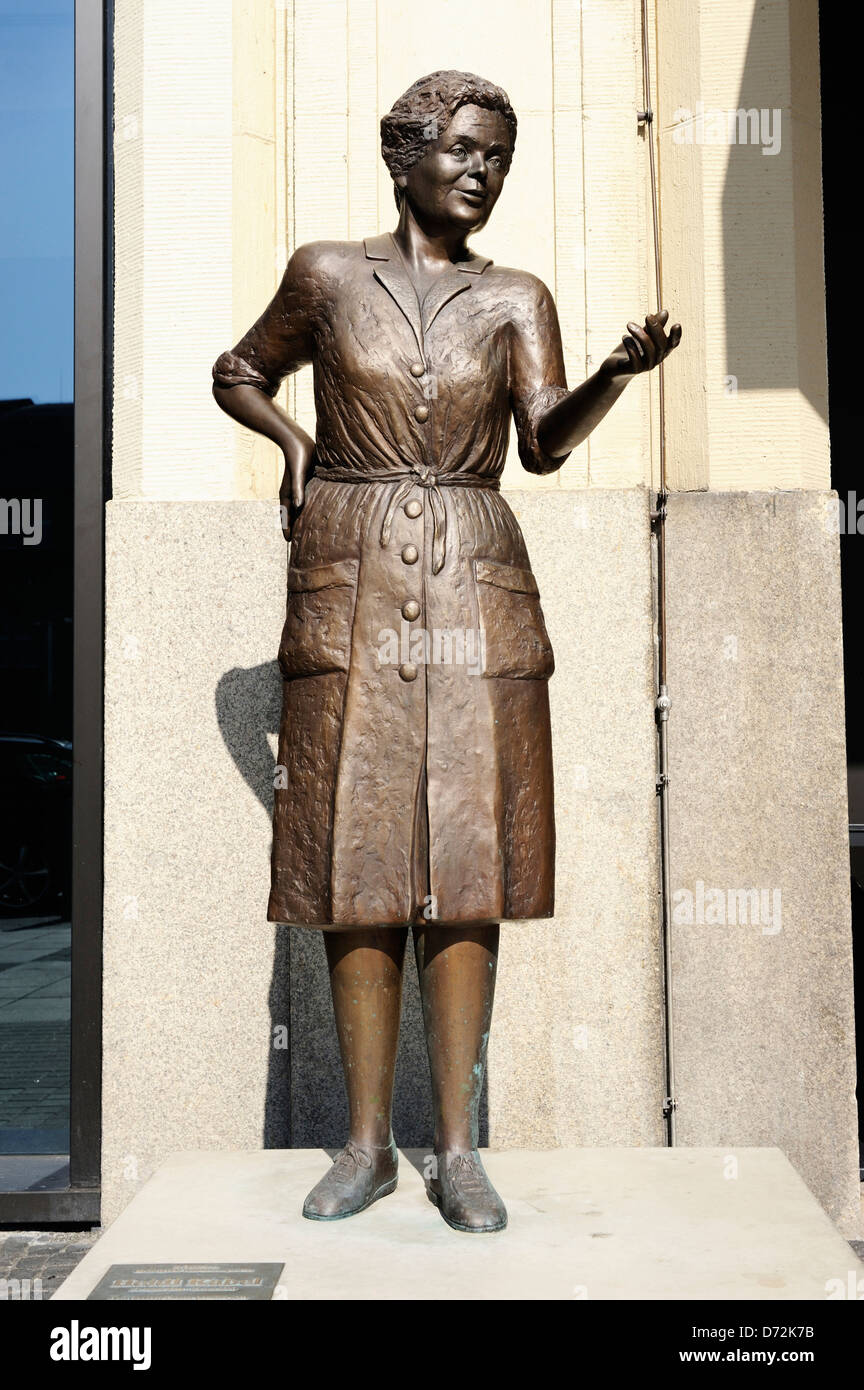 Statue of the national actress Heidi Kabel of sculptor Inca Uzoma before the Ohnsorg theatre in Hamburg, Germany, Europe Stock Photo