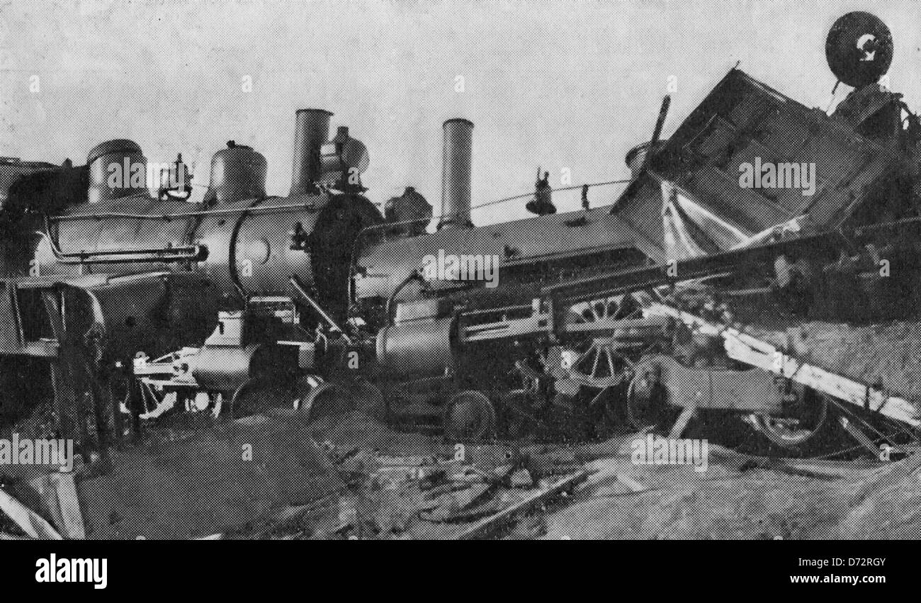 Couldn't pass on the same track - Head on collision at Cherokee, Iowa between a switching engine and train and an incoming freight going at the rate of 50 miles an hour. 1912 Stock Photo