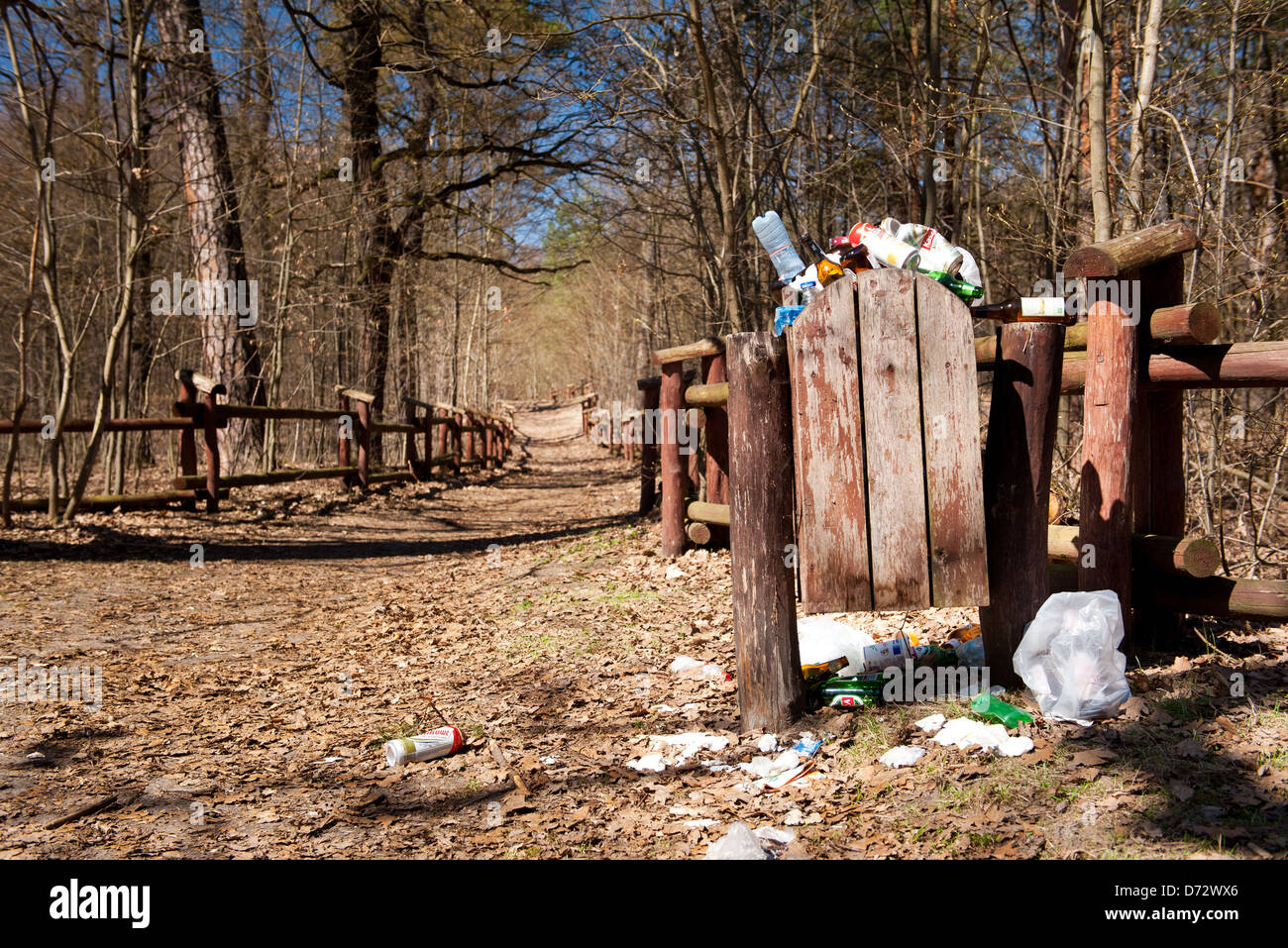 https://c8.alamy.com/comp/D72WX6/plastic-and-paper-garbage-in-the-woods-D72WX6.jpg