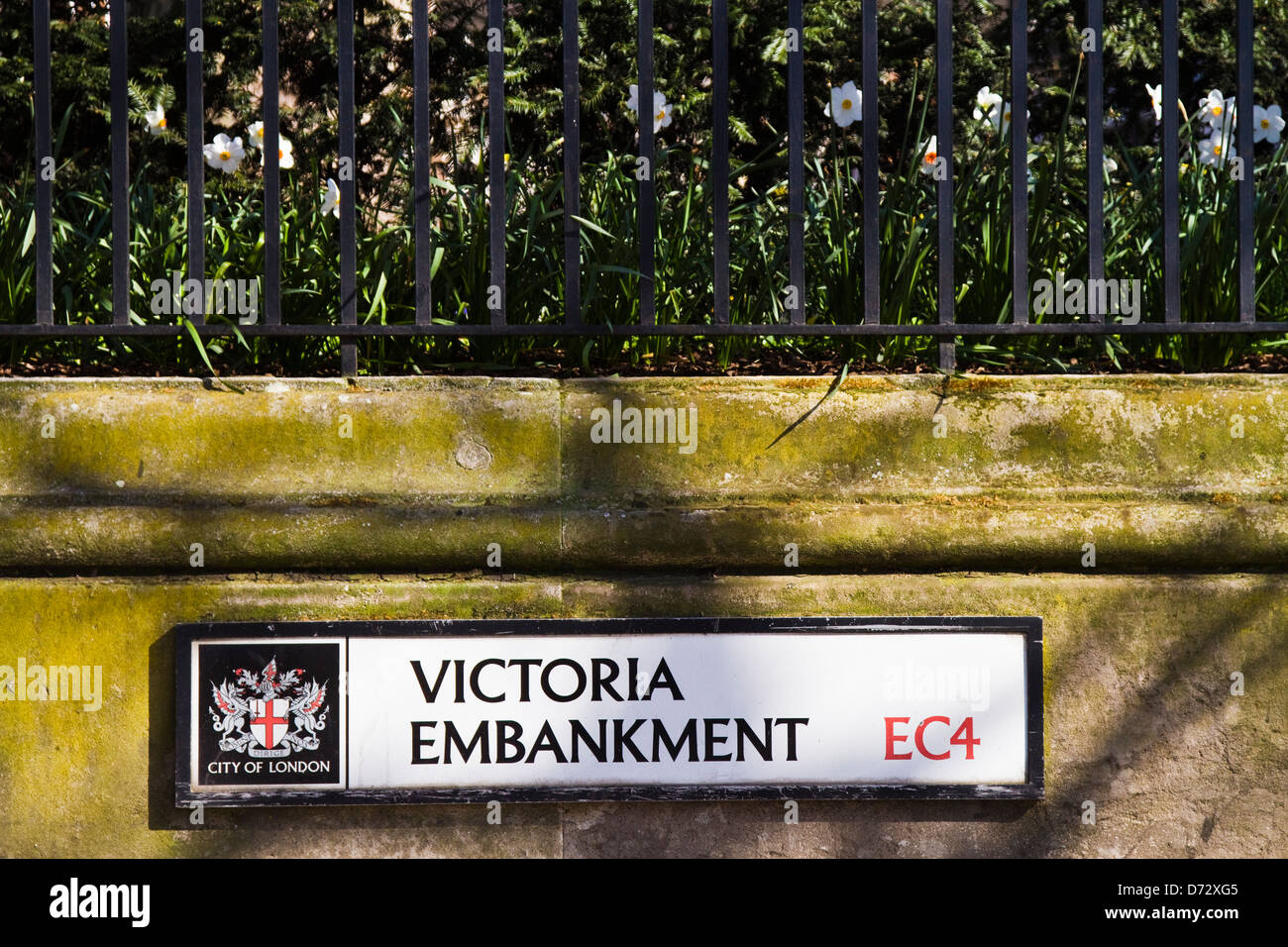 victoria embankment road works signs