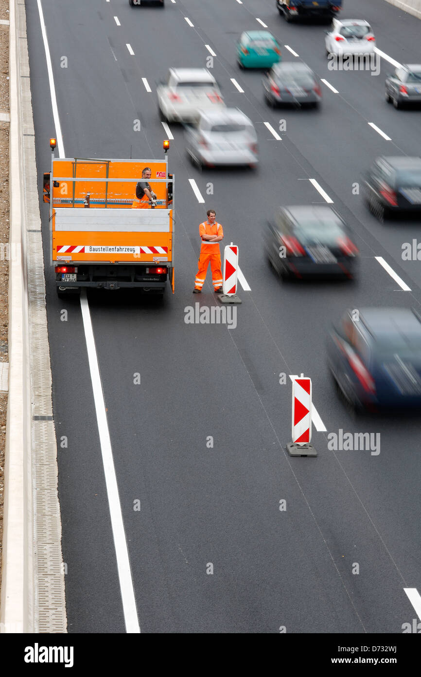 Koeln, Germany, Cologne 'ring road, an employee of the road reduces a highway construction site Stock Photo