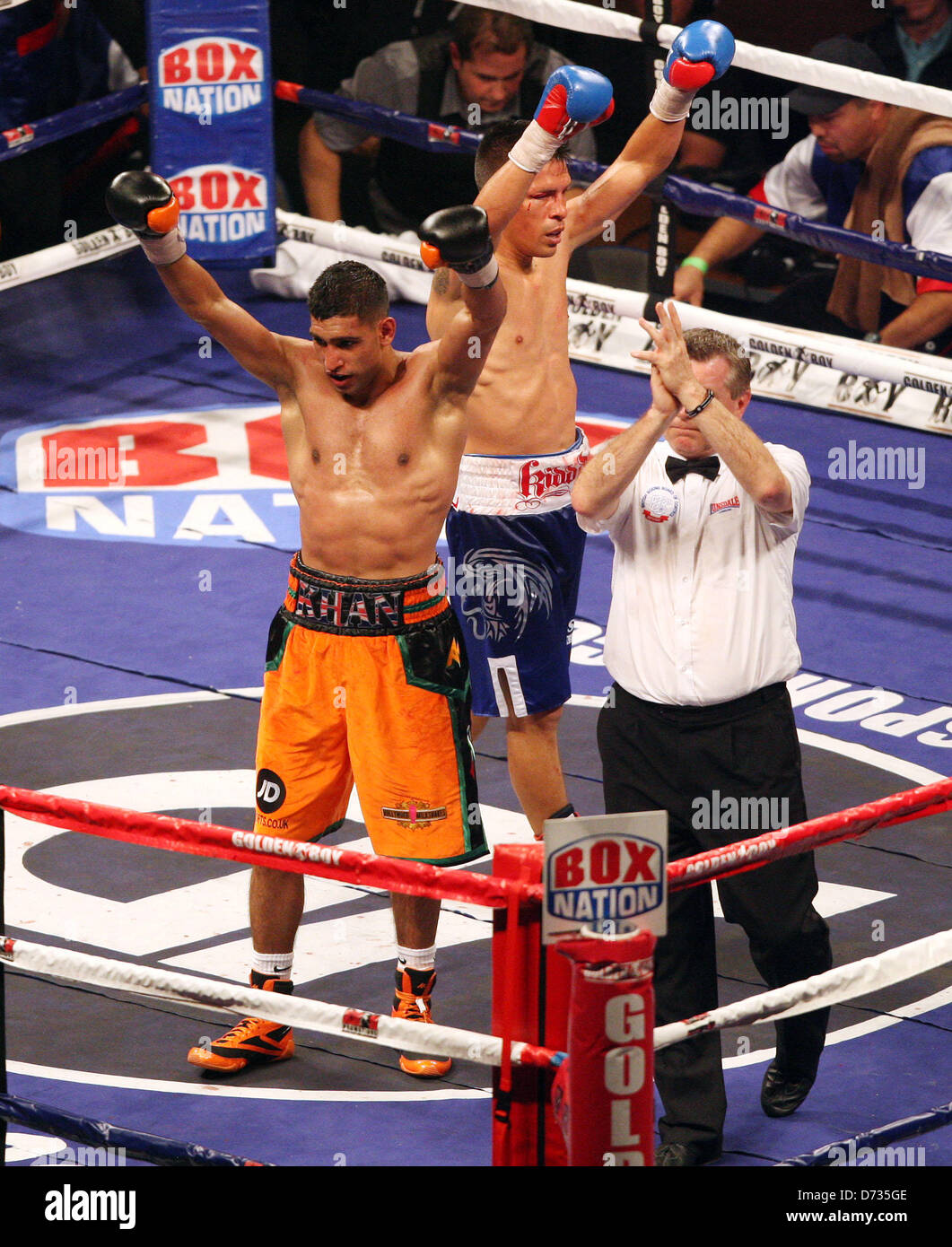 27.04.2013 Sheffield, England. The bell goes at the end of the final round - Amir 'King' Khan against Julio 'the Kidd' Diaz from the Motorpoint Arena. Khan won on a unanimous points decison after a tough fight that saw his put down on the canvas in the 4th round. Stock Photo