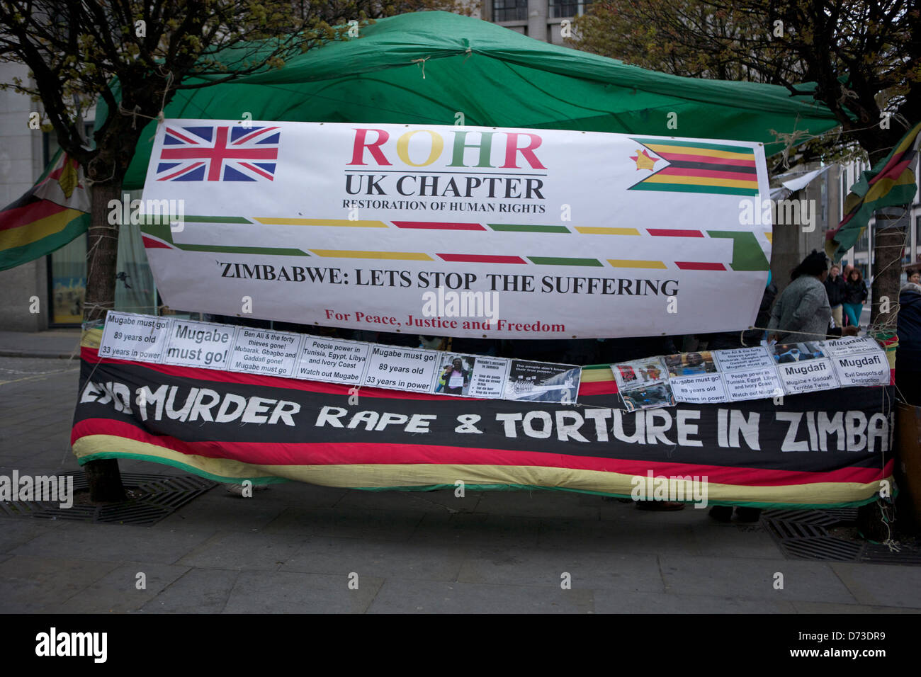 Protestors outside Embassy of Zimbabwe in London: no to Mugabe; no to starvation Stock Photo