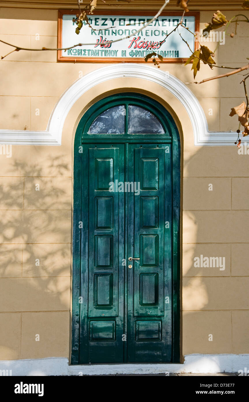 Grüne Holztür in gelber Hausfassade Stock Photo