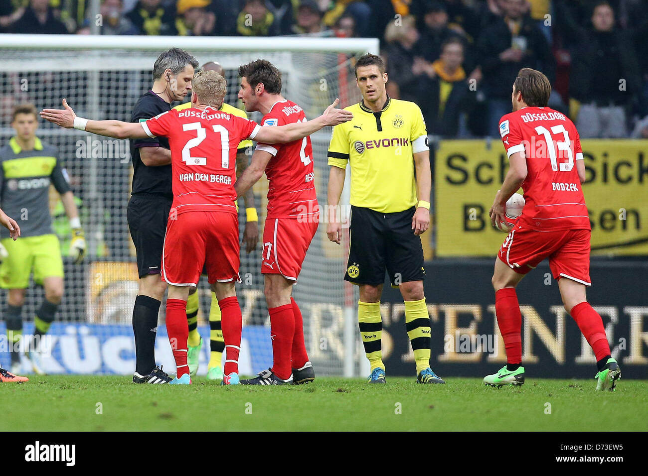 Players arguing with referee hires stock photography and images Alamy