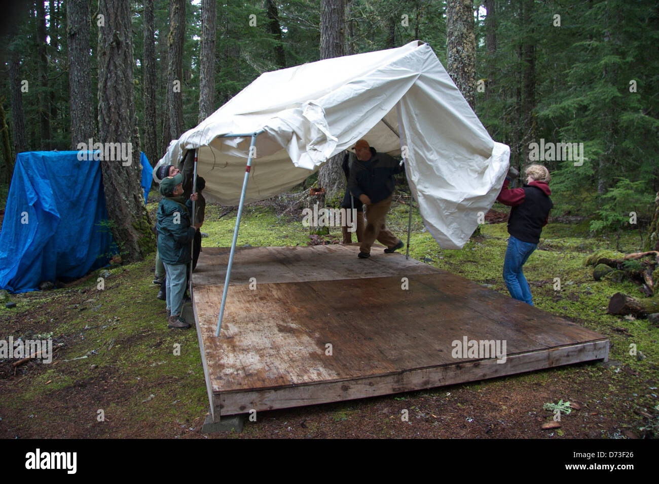 CITO putting up tents (KLB) Stock Photo