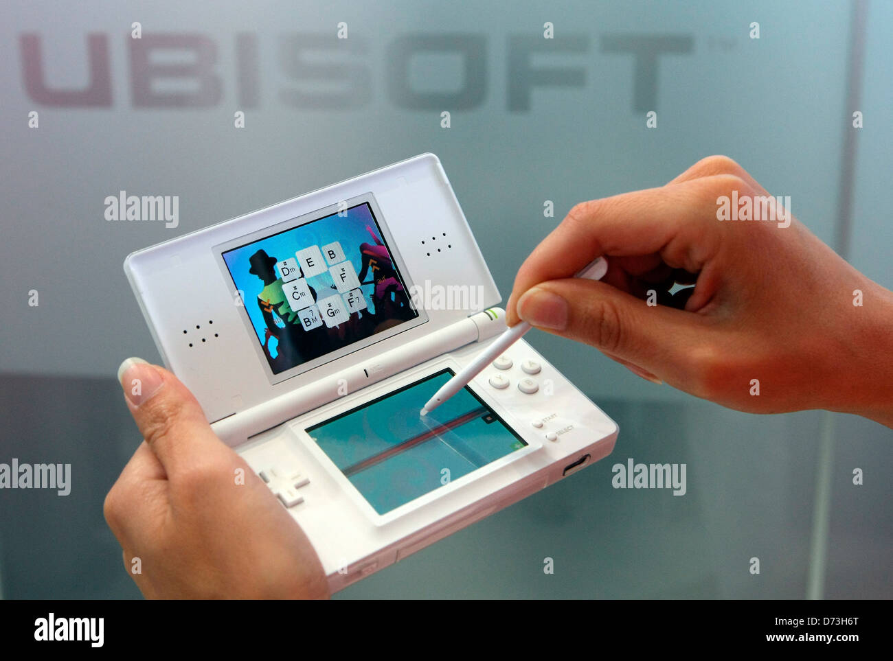 Hands-on with the Nintendo DSi - CNET