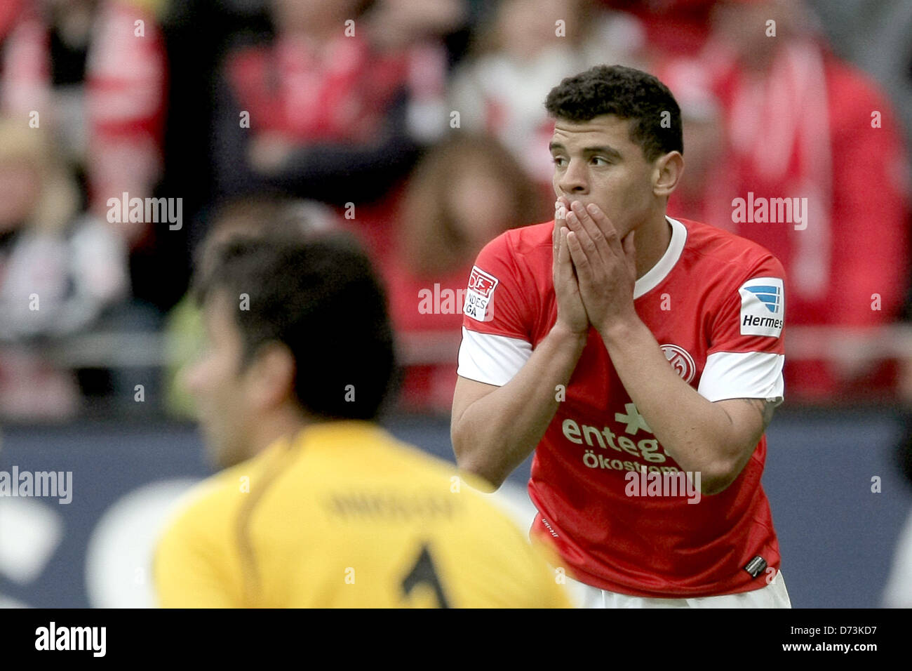 Mainz's Shawn Parker (R)cannot score against Frankfurt's goalkeeper Oka