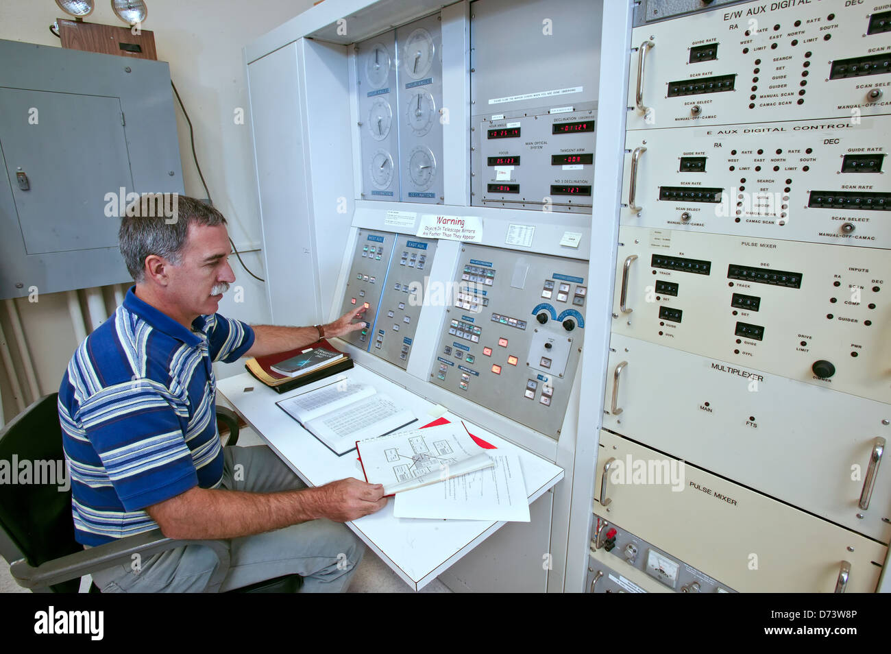 Very large telescope control room hi-res stock photography and images ...
