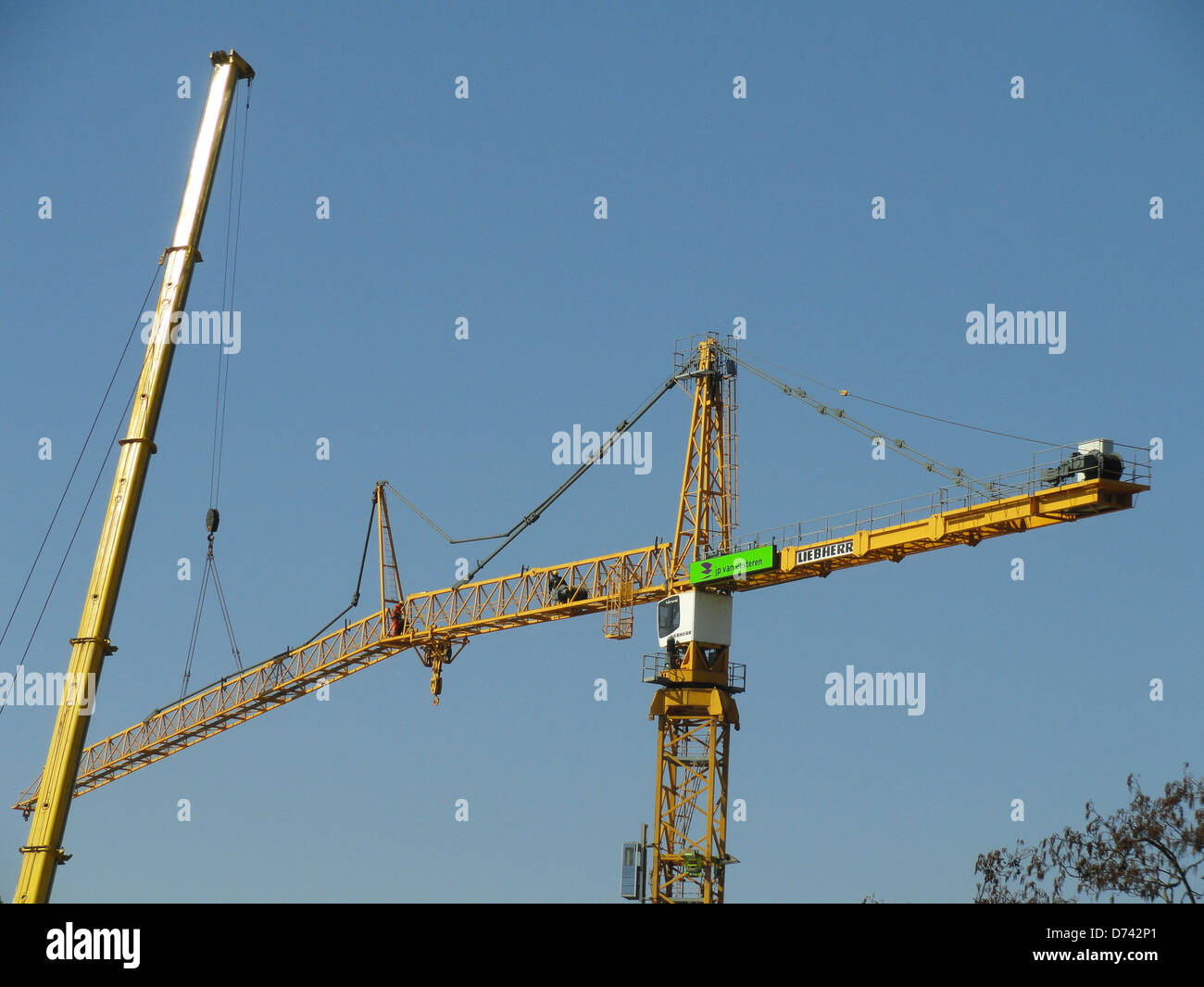 Assembly of a Liebherr tower crane pic008 Stock Photo Alamy