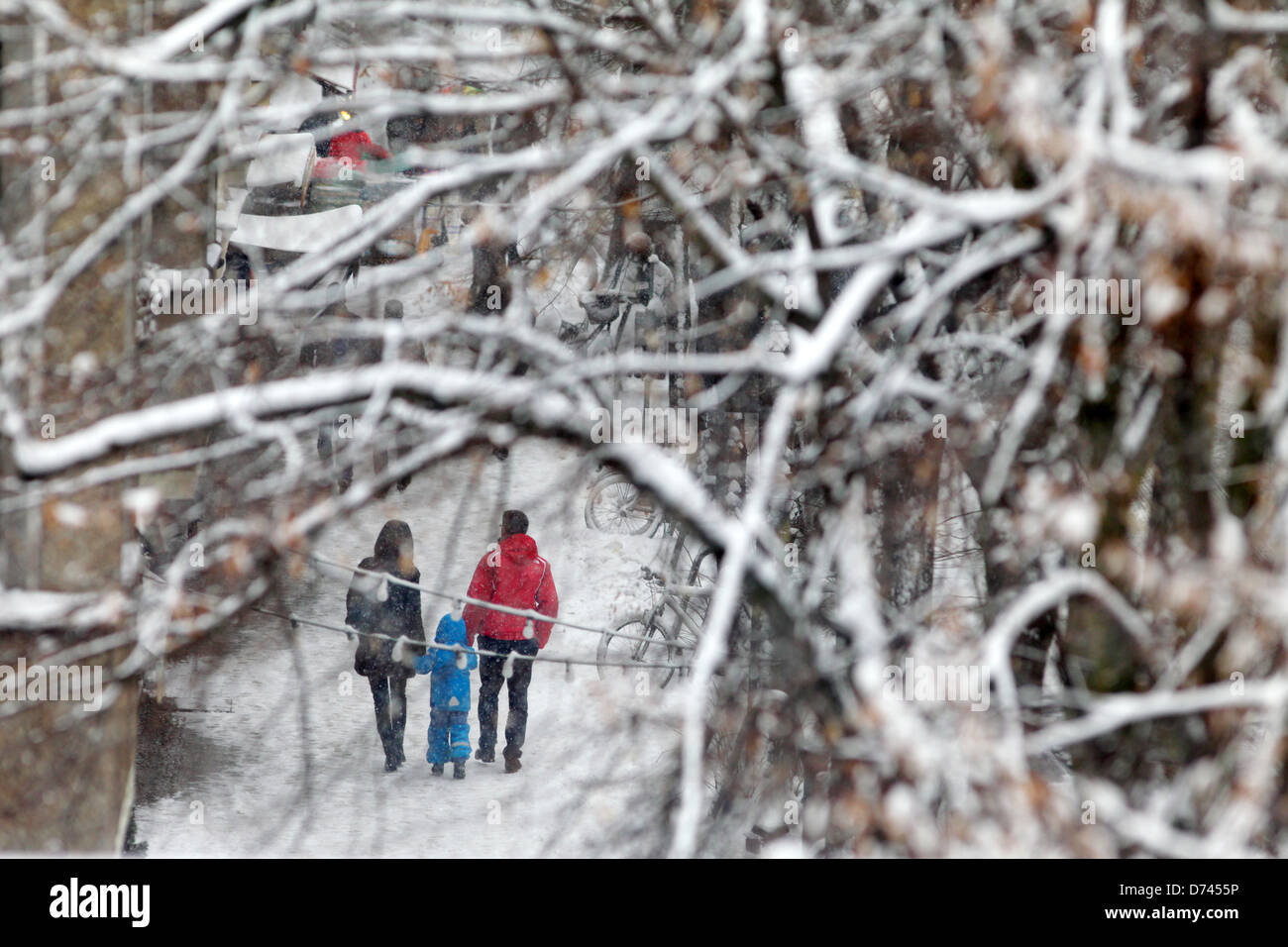 Berlin, Germany, family and snow-covered trees in the Bleibtreu in Berlin-Charlottenburg Stock Photo