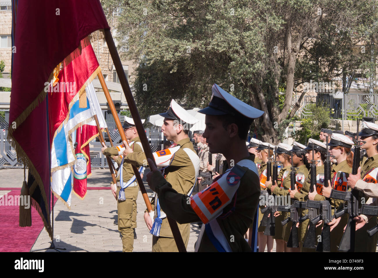 Jerusalem, Israel. 29-April-2013. An IDF honor guard and band welcome President of Israel, Shimon Peres, and President of Serbia, Tomislav Nicolic in the garden of the Presidents' Residence at an official ceremony. Jerusalem, Israel. 29-April-2013.  President Shimon Peres hosts an official state welcome reception for the President of Serbia, Tomislav Nicolic, at the President's Residence. The two discuss strengthening strategic relations and deepening economic, trade and diplomatic cooperation.Credit: Nir Alon/Alamy Live News Stock Photo