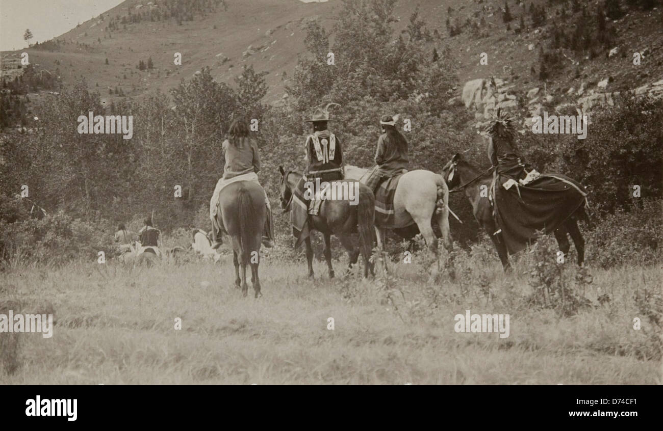 Native american indians horseback hi-res stock photography and images ...