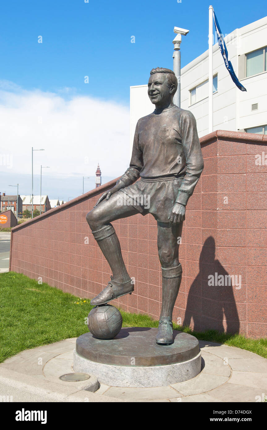 Statue of Blackpool and England International player the late Jimmy Armfield outside Bloomfield Road football ground Stock Photo