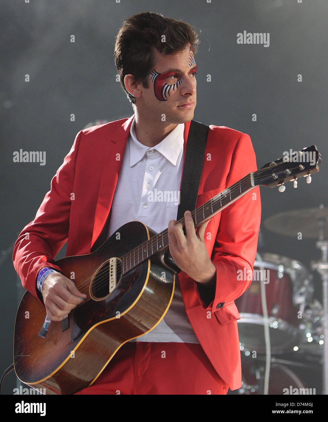 Mark ronson band hi-res stock photography and images - Alamy