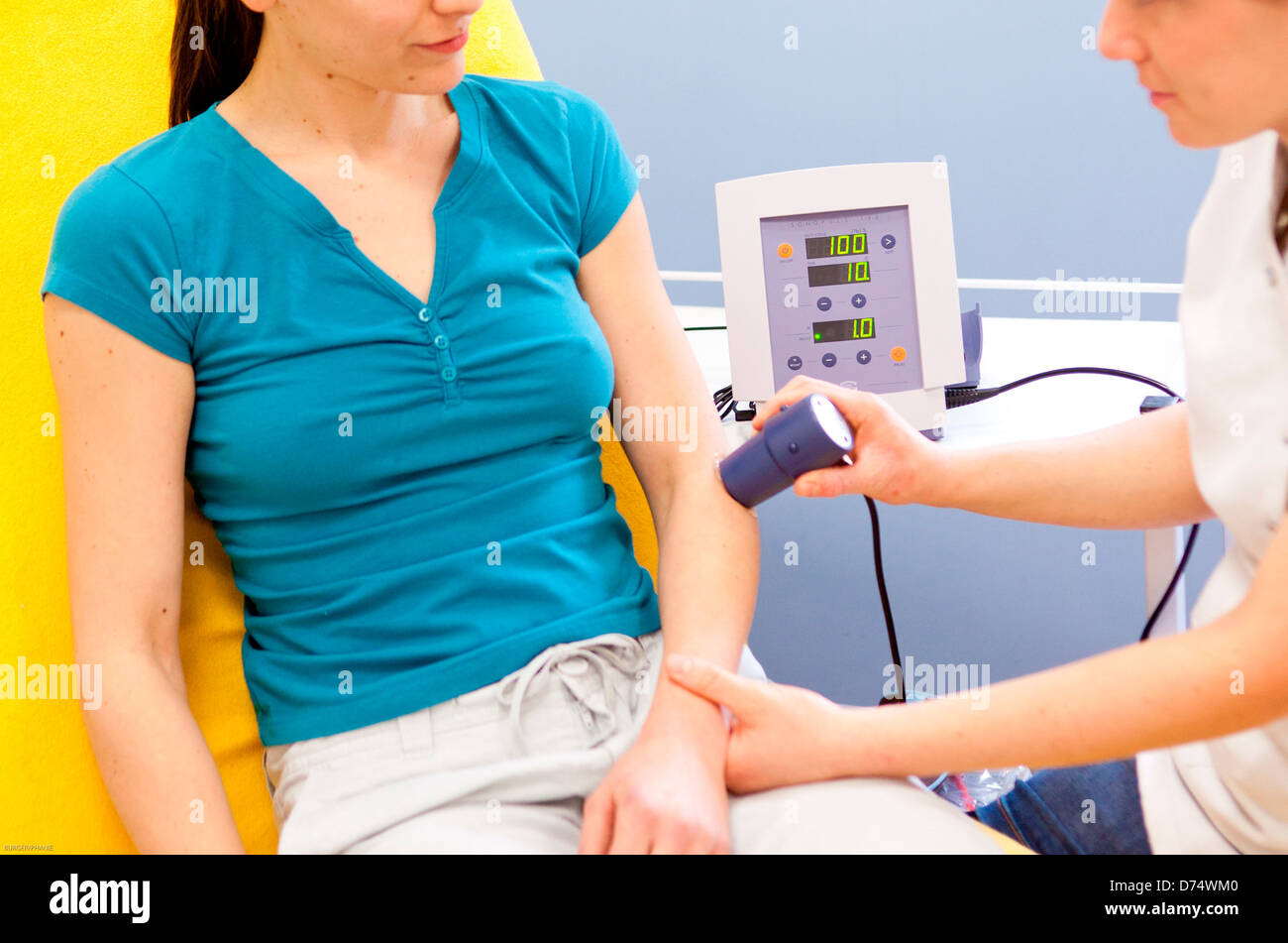 Ultrasound physiotherapy : treatment of tennis elbow with ultrasounds Stock  Photo - Alamy