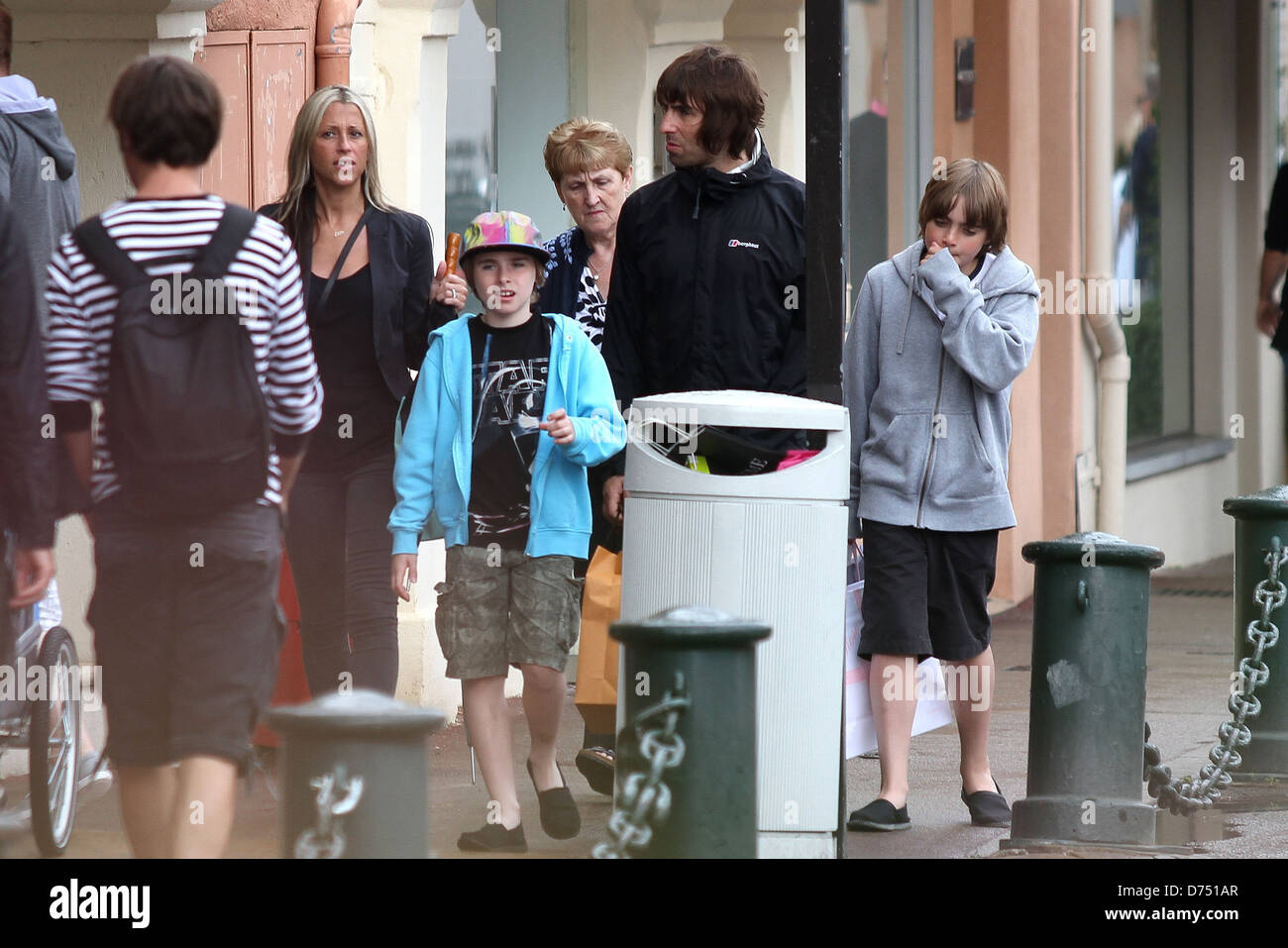 Nicole Appleton, Peggy Gallagher, Liam Gallagher, Gene Gallagher and