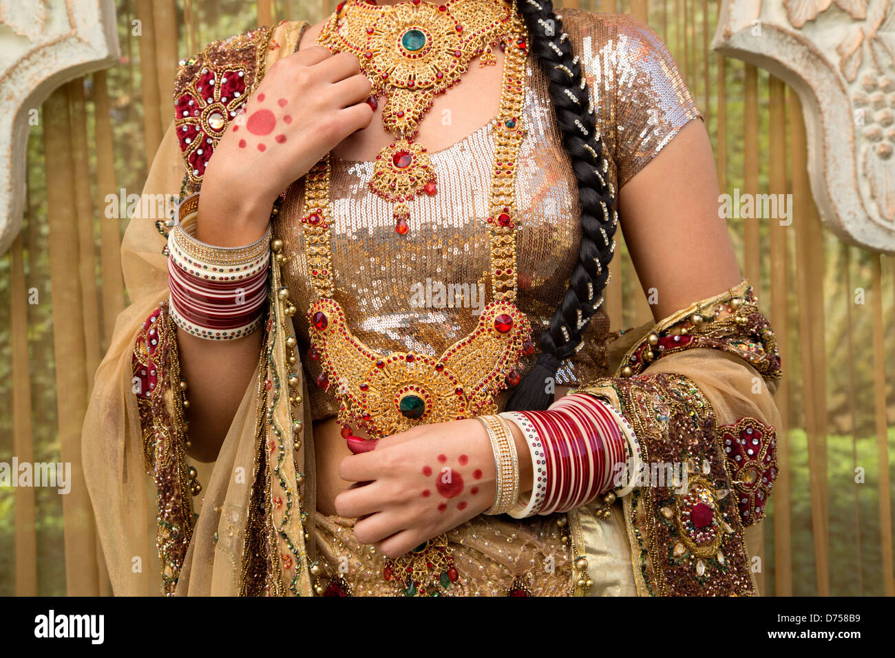 Indian bride in traditional wedding dress Stock Photo - Alamy