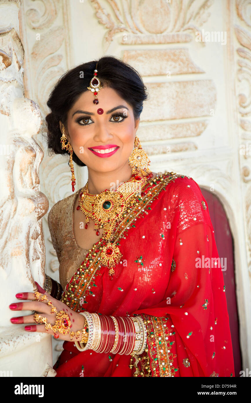 Portrait of an Indian bride in traditional wedding dress Stock Photo ...