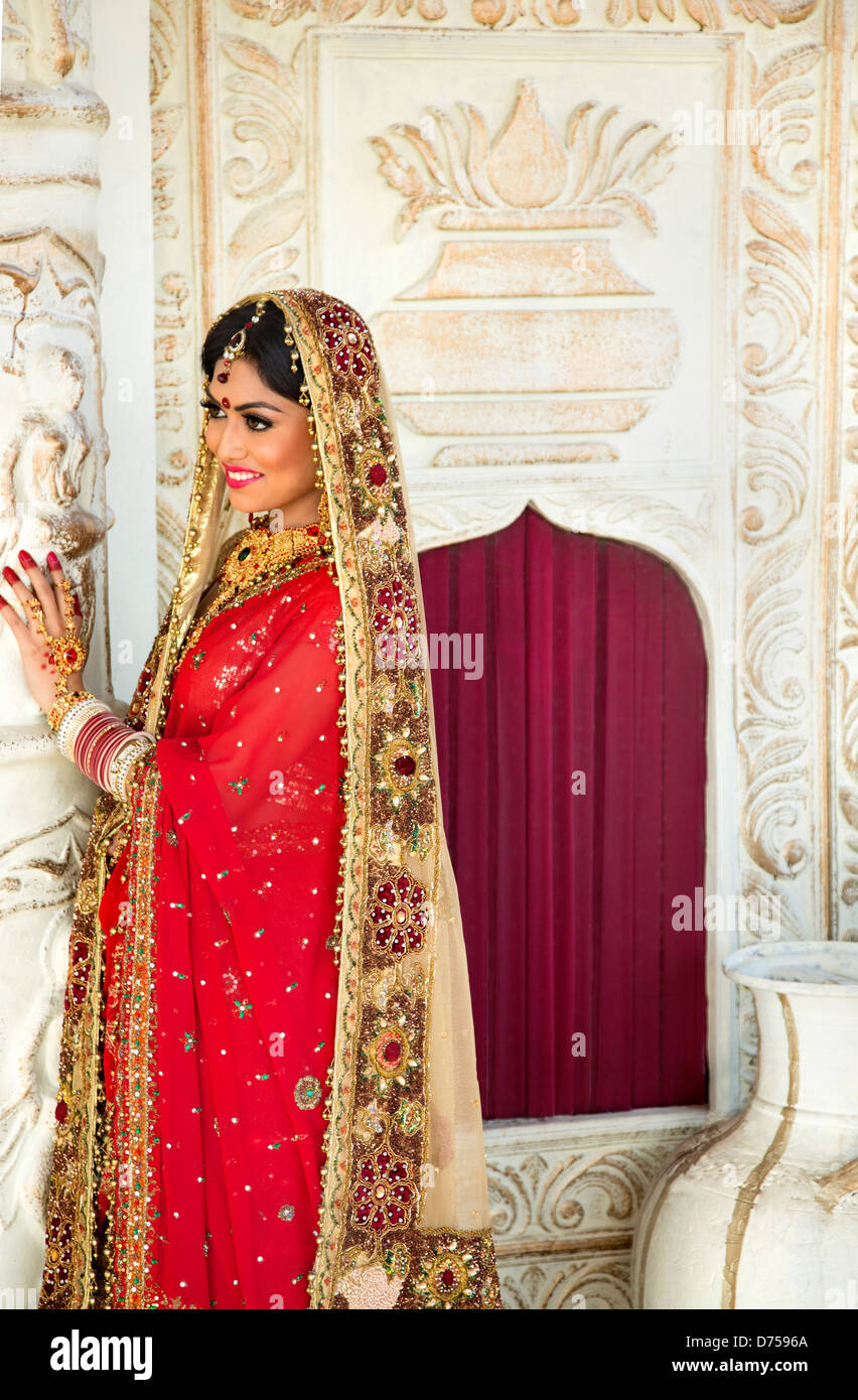 Indian bride in traditional wedding dress Stock Photo - Alamy