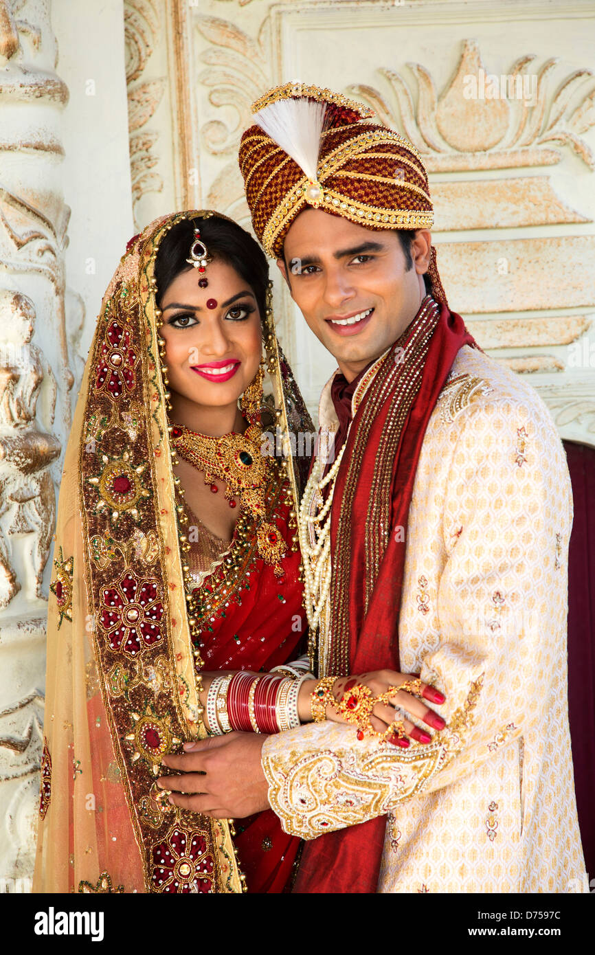 Indian bride and groom in traditional wedding dress Stock Photo ...